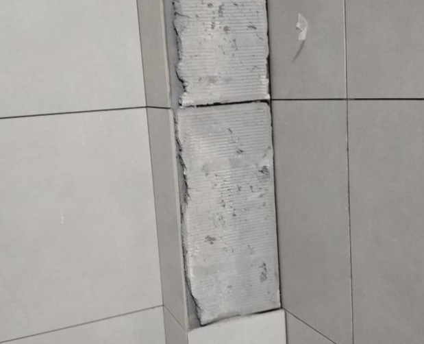 宁化瓷砖空鼓维修公司分享下瓷砖施工前基层浇水润湿程度不足，可能导致以下问题