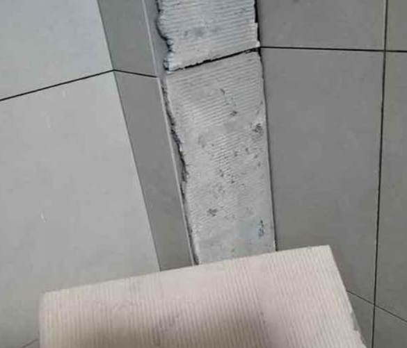 宁化瓷砖空鼓维修公司分享下厨房瓷砖脱落的补救措施。